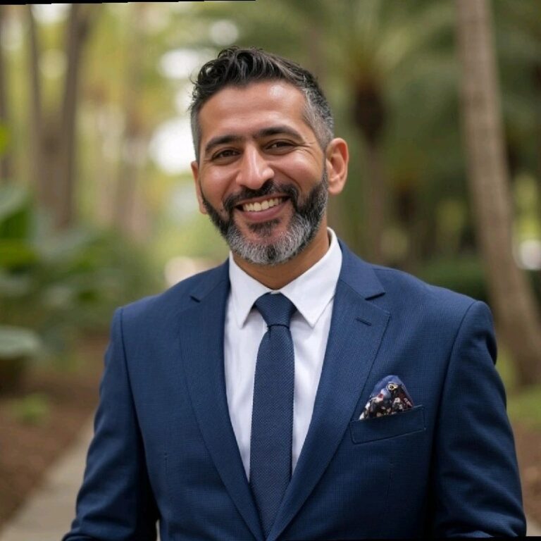 Mohamed Khalil founder interview at Connectively